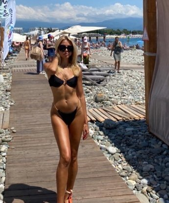 Живу в Москве, городе страсти и возможностей. Мои услуги - настоящая наслада для тебя: массаж, эротический танец, игры ролевые. Гарантирую полное удовлетворение 🌟. Отзывы моих клиентов говорят о великолепном опыте, который я подарю тебе. Посмотри мои фото в профиле, они подтвердят все, что я умею. Со мной ты окунешься в мир наслаждения и избавишься от суеты и стресса. Жду тебя, чтобы сделать нашу встречу незабываемой 👄💋. 5709, 24 года