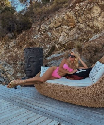 Живу в Москве, городе страсти и возможностей. Мои услуги - настоящая наслада для тебя: массаж, эротический танец, игры ролевые. Гарантирую полное удовлетворение 🌟. Отзывы моих клиентов говорят о великолепном опыте, который я подарю тебе. Посмотри мои фото в профиле, они подтвердят все, что я умею. Со мной ты окунешься в мир наслаждения и избавишься от суеты и стресса. Жду тебя, чтобы сделать нашу встречу незабываемой 👄💋. 5709, 24 года